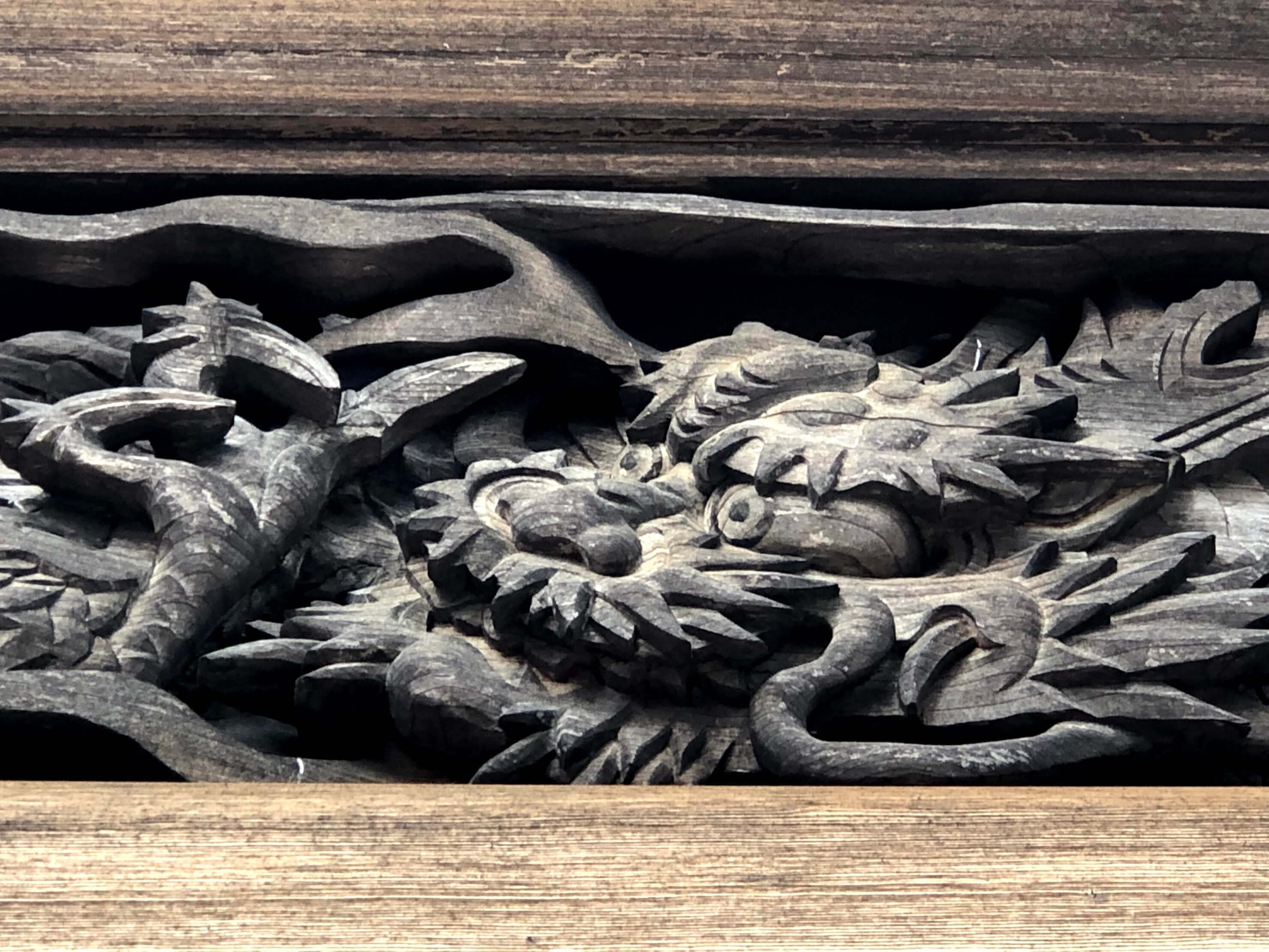 西林山台雲寺：本堂「龍」の彫刻