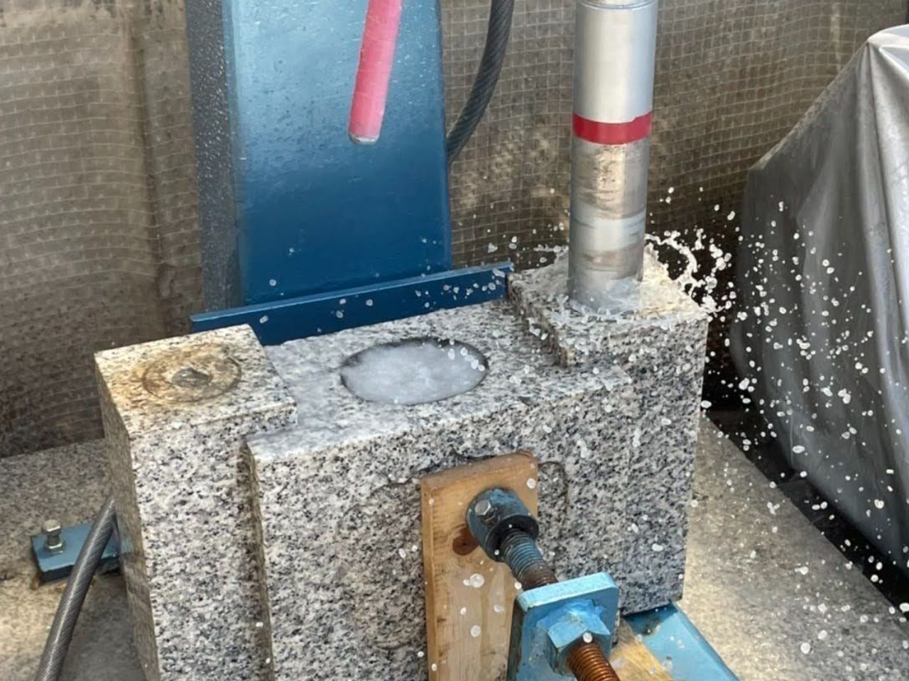 浦木石材穴開け設備